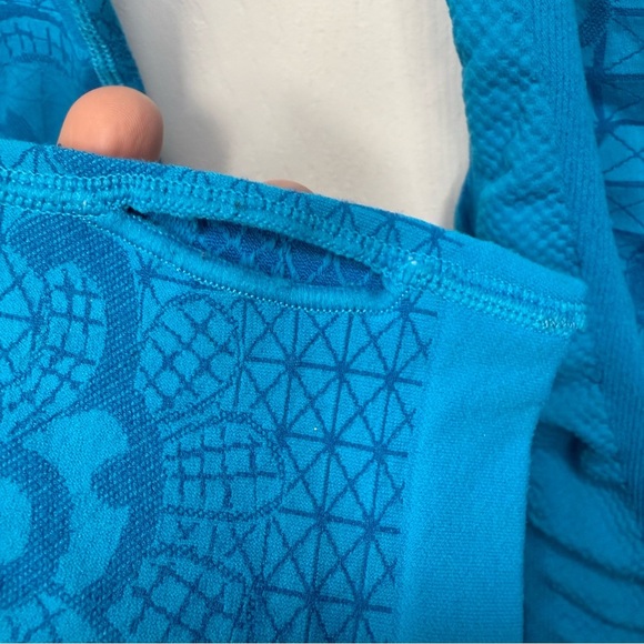 Athleta Blue Patterned Long Sleeve Womens Performance Top Thumb Loops Size Small - Picture 2 of 4